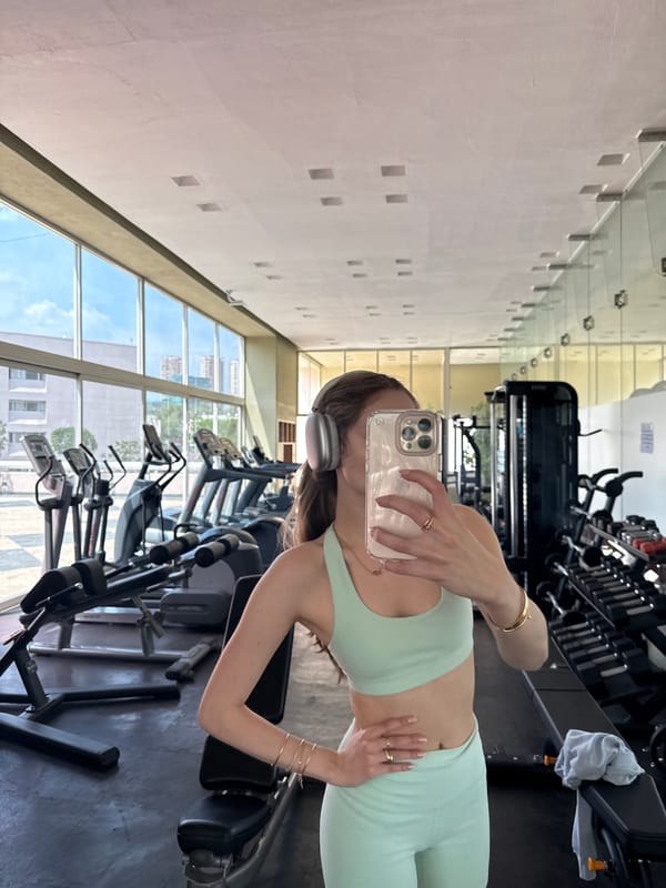 Woman takes gym selfies in Mexico City fitness center