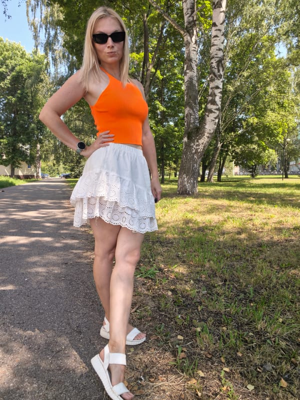 Park outing in Sterlitamak with selfies, sunglasses poll, and coffee