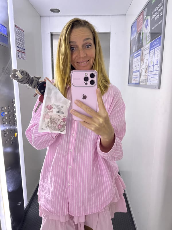 Elevator moment in Sinyavino with pink iPhone and jewelry