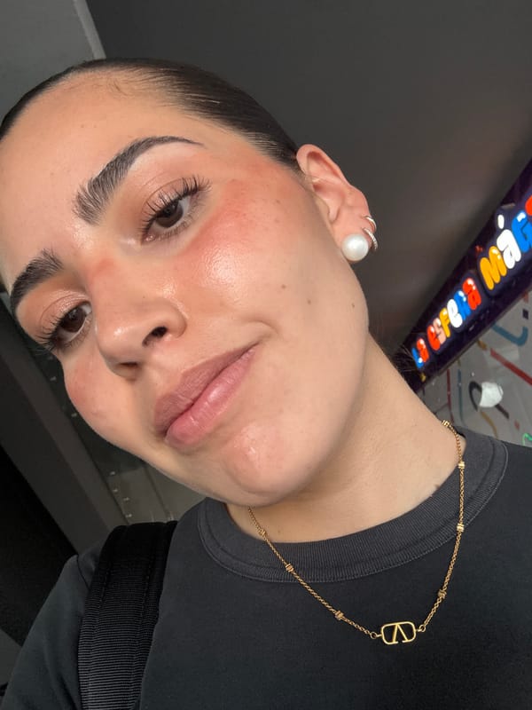 Woman documents evening beauty salon visit in Mexico