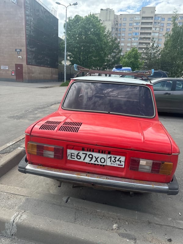 Ordinary street scenes documented across Saint Petersburg morning