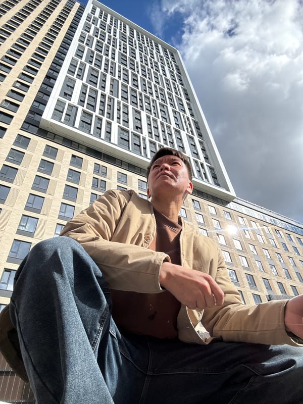 Person observed sitting and lying in Khimki, Russia