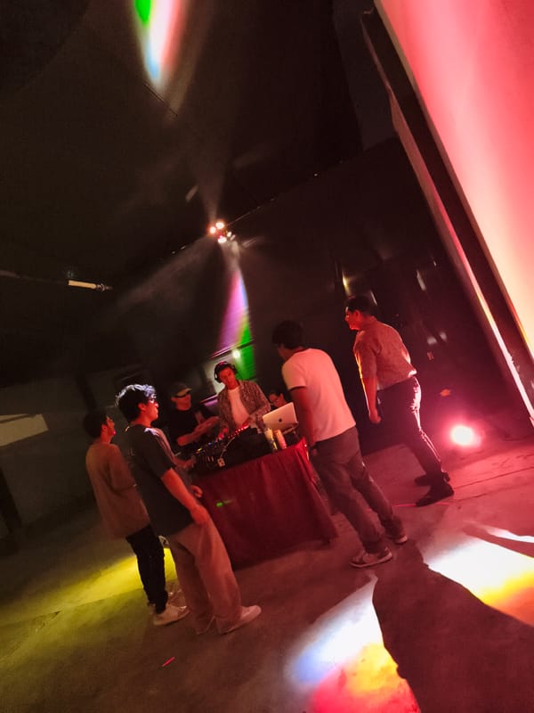 Early morning DJ set entertains small crowd in Chimbote