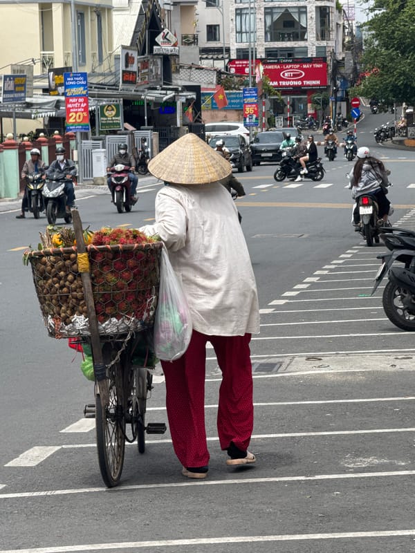 Daily street life near Xuân Hương Lake, Đà Lạt