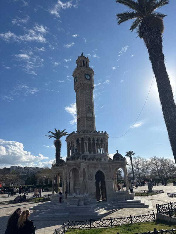 Tourist captures İzmir landmarks and street art