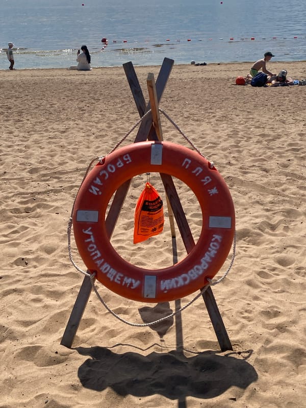 Sunny beach day documented by visitors in Komarovo, Russia