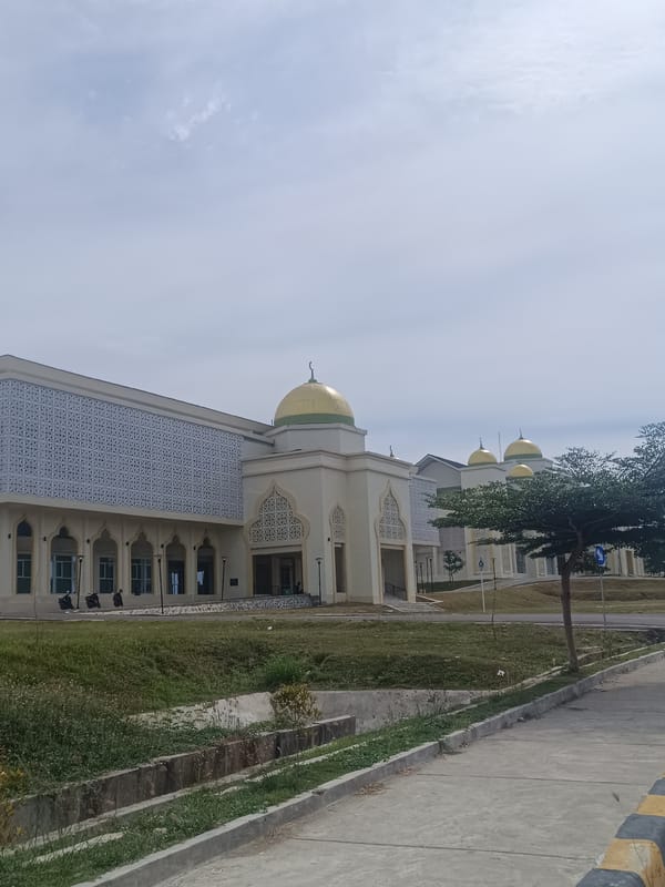Domed building with gold accents photographed in Reuleut Timu