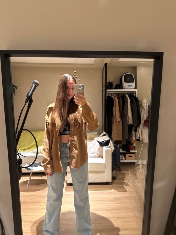Barcelona resident documents home music setup and selfie session
