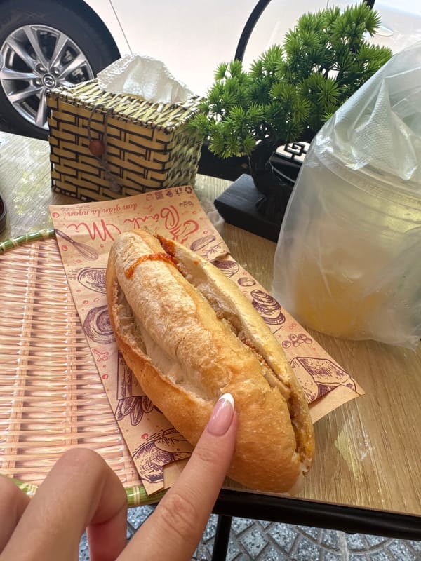 Bánh mì breakfast moment captured in Đà Nẵng