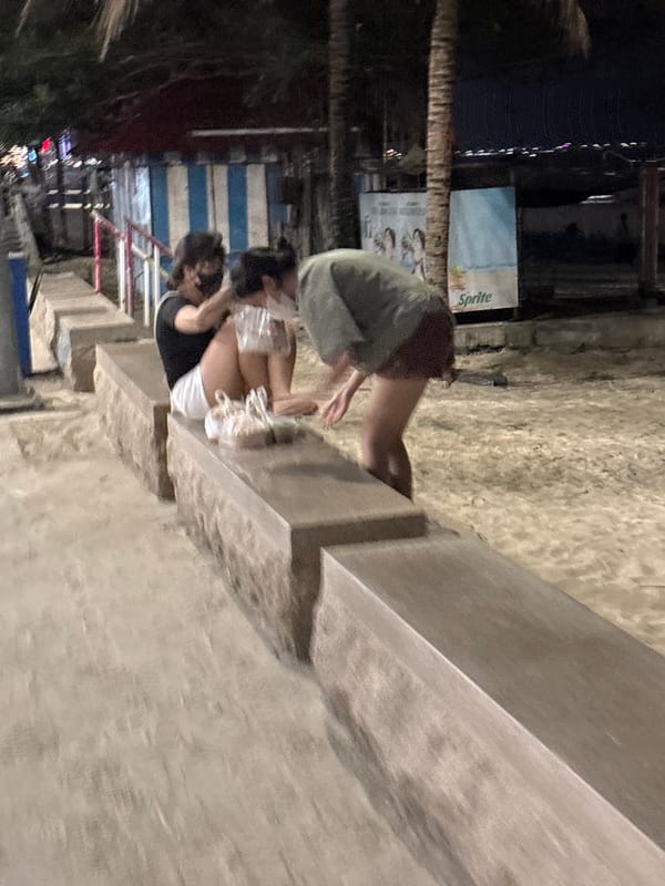 Evening waterfront gathering captured in Đà Nẵng, Vietnam