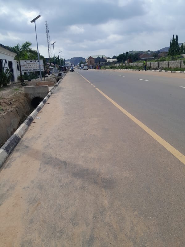 Street scenes and infrastructure along a Nigerian urban corridor