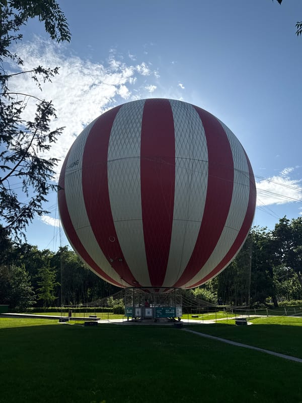 Tethered hot air balloon spotted in Budapest park