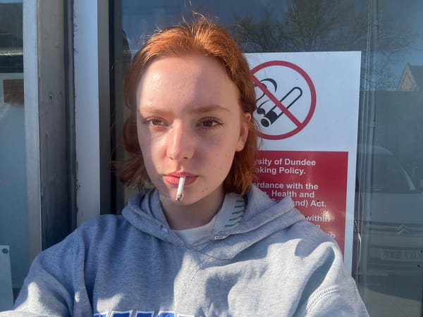 Person photographed across multiple Dundee locations in 15-minute span