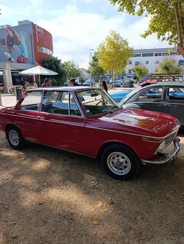 Outdoor car show meets waterfront scene in sunny Setúbal