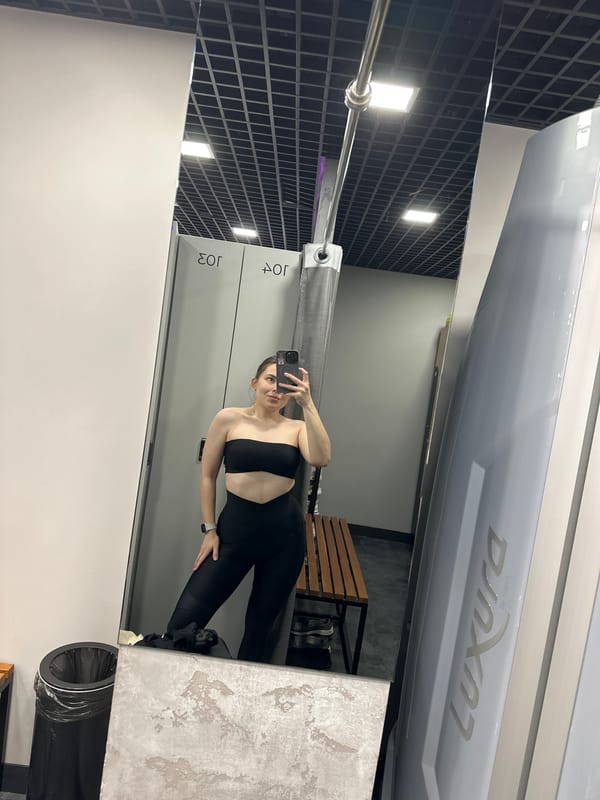 Woman takes selfies at Perm tanning salon, belongings captured