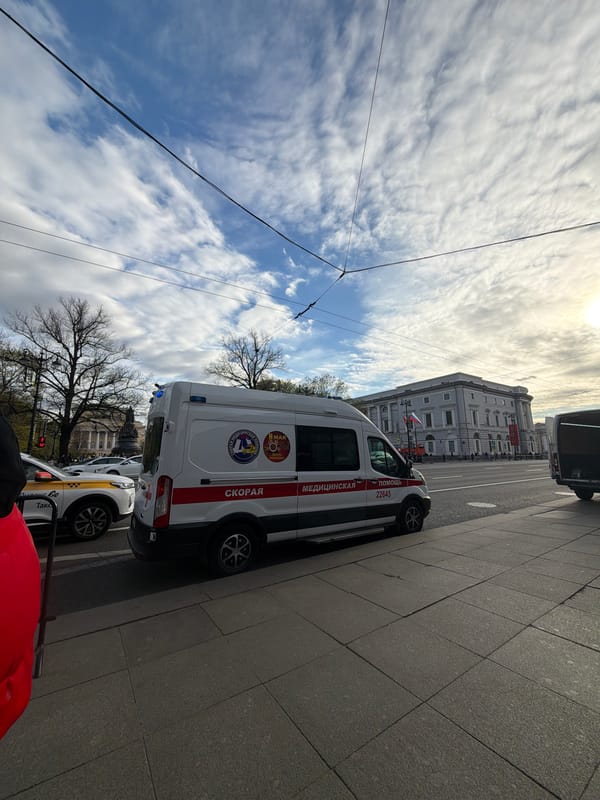 Witness documents afternoon street life across central Saint Petersburg