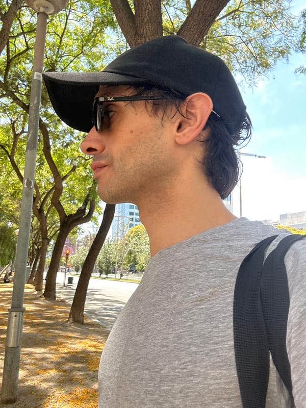 Street profile and gym selfie, same outfit, Barcelona morning