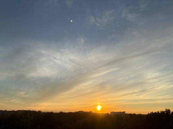 Witness Documents Three-Hour Sunset Over Urban Skyline