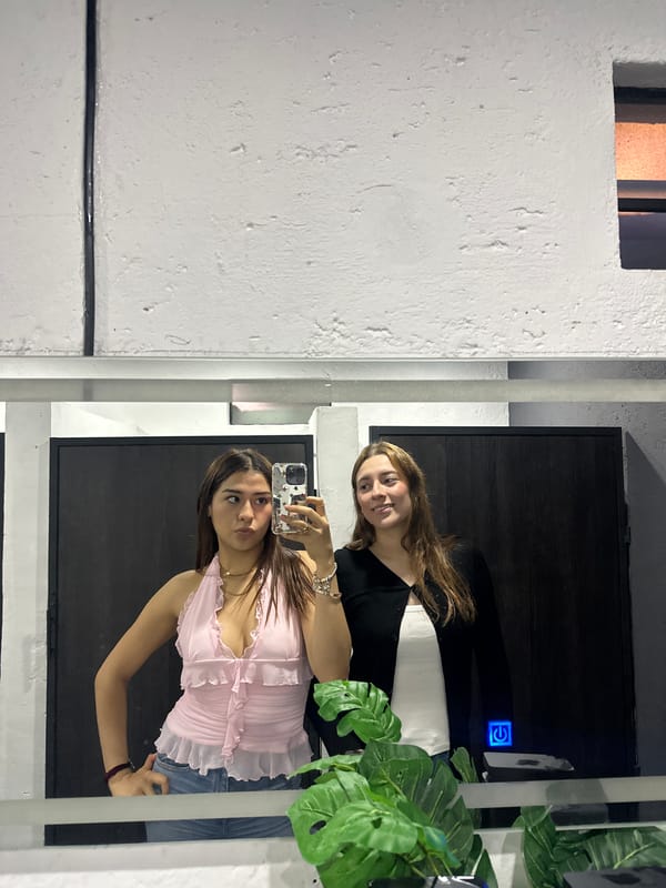 Two women document night out with selfies in Cholula