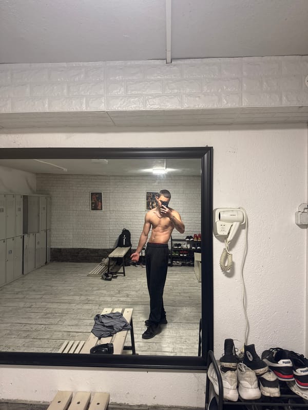 Man takes mirror selfie in Bulgarian gym locker room