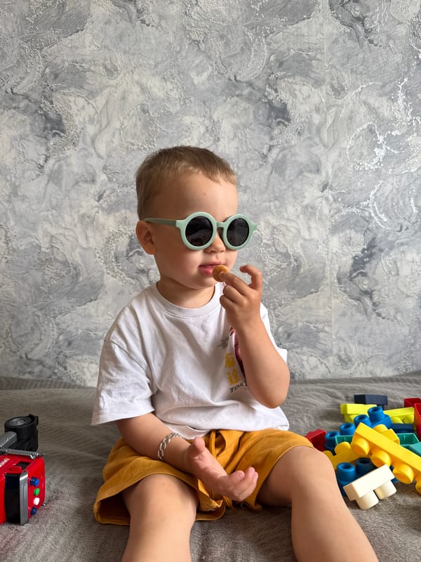 Child's quiet morning moment captured in Rusanovo home