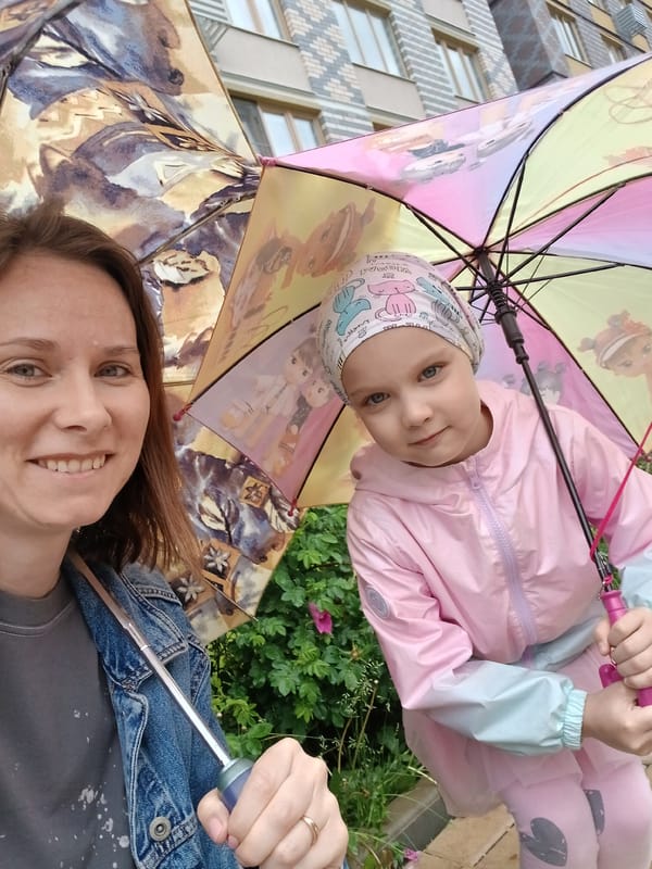 Woman and girl with umbrellas spotted in Yekaterinburg