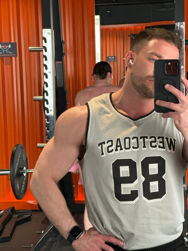 Man takes gym selfie in Perm, Russia