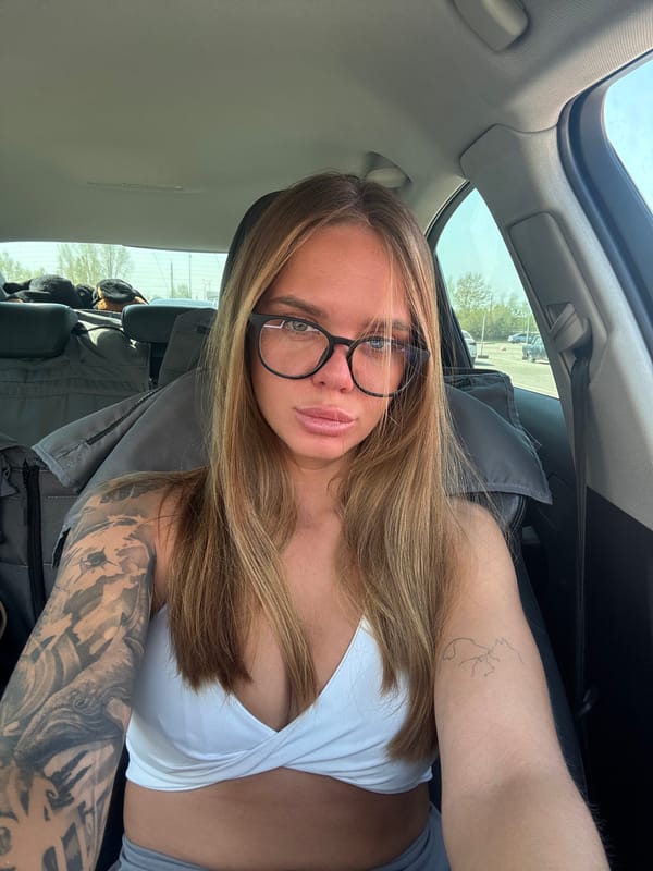 Woman with tattoos observed in open-sunroof car in Nizhny Novgorod