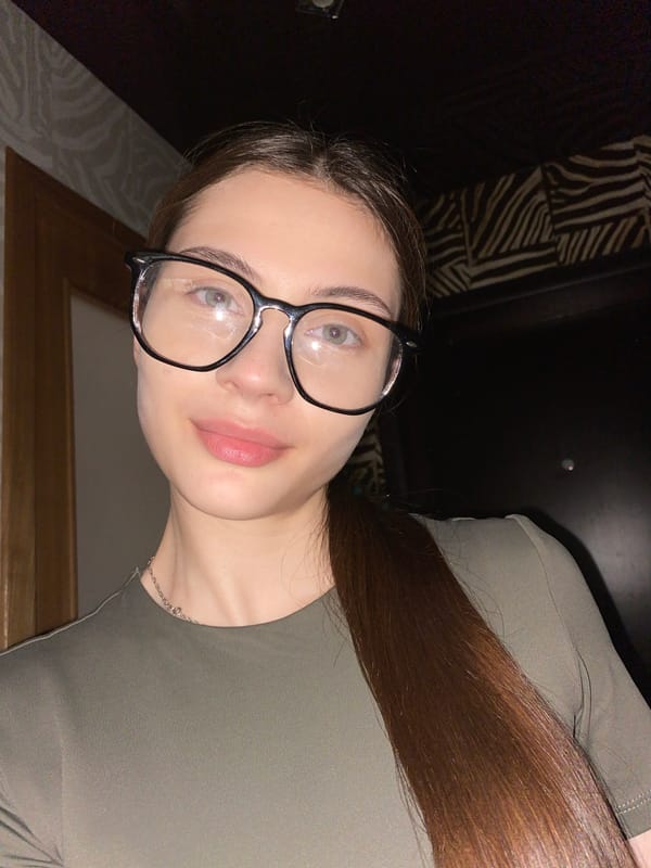 Woman documents morning routine with pets in Votkinsk selfies