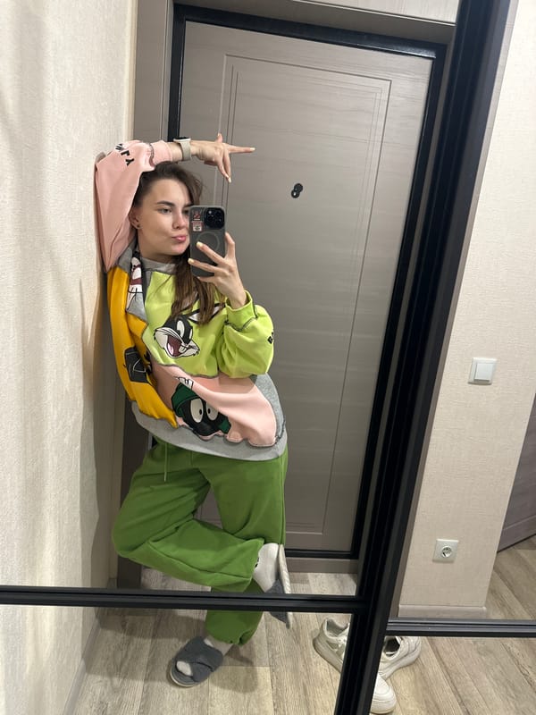 Woman documents daily life with selfies and cat in Perm