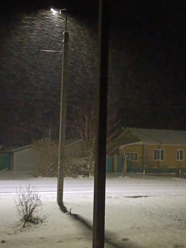 Nighttime snowfall documented across residential Красный Маяк, Russia