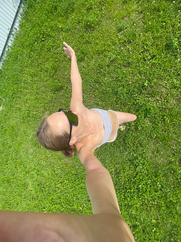 Lazy summer morning on the grass in Подшивалово