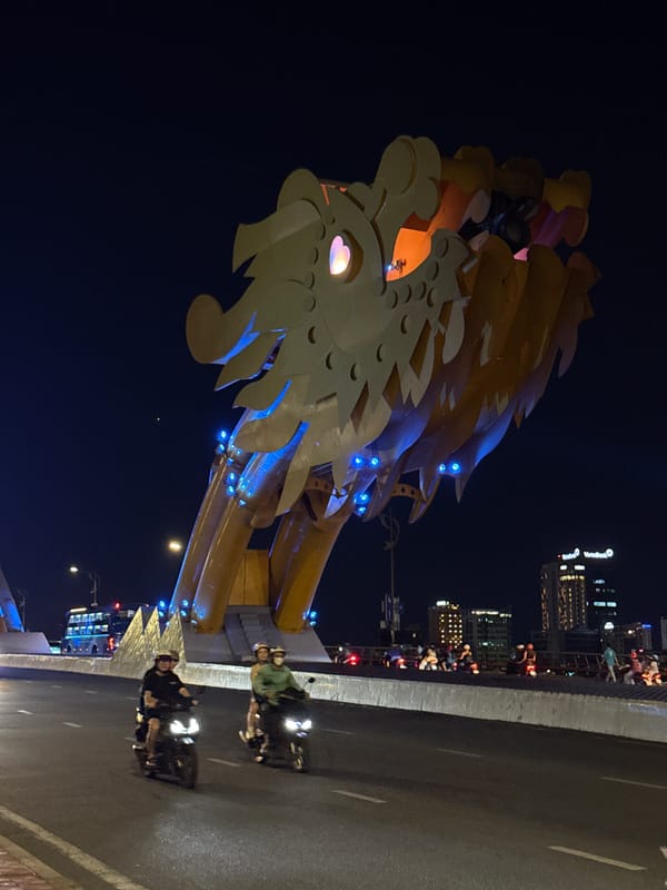 Evening scenes around Đà Nẵng's illuminated Dragon Bridge