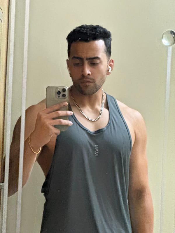 Man takes multiple bathroom selfies in Kolkata apartment