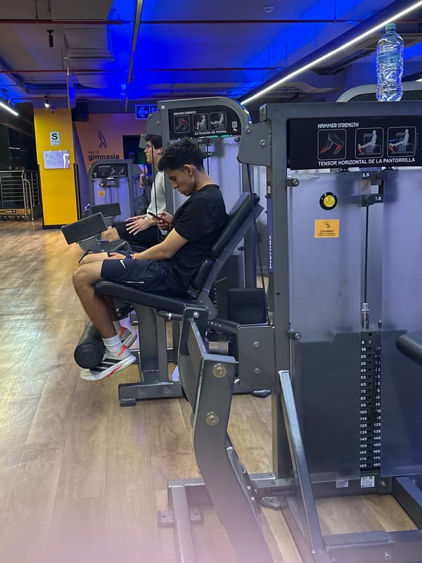 Late-night gym session documented in San Isidro, Peru
