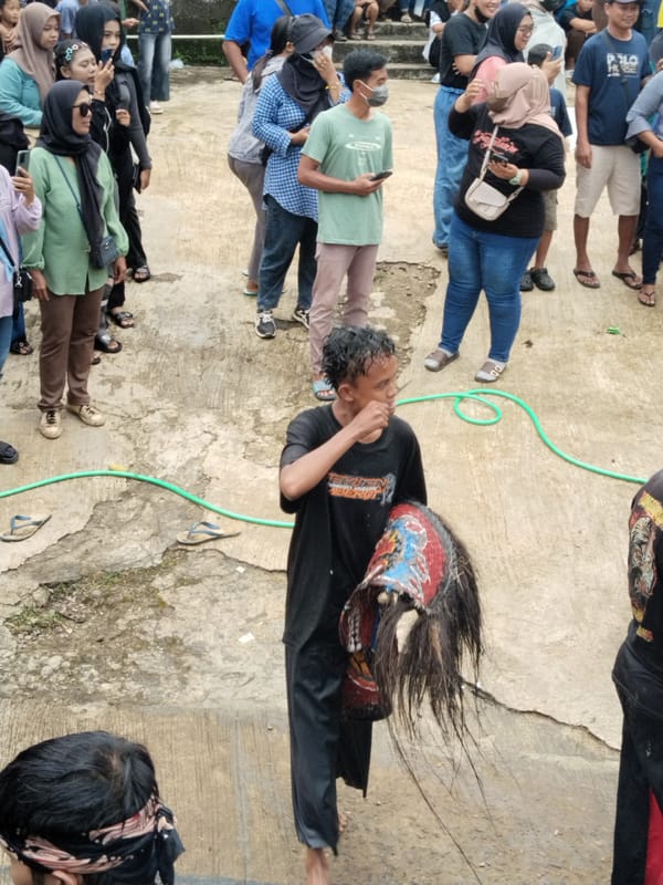 Traditional cultural performance draws crowds in Kuto, Indonesia