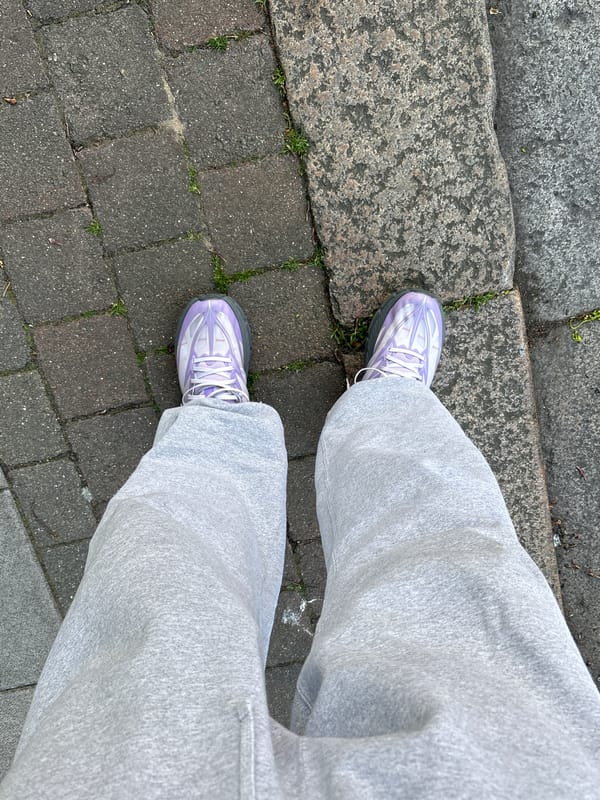 Person in grey sweatpants spotted on London street