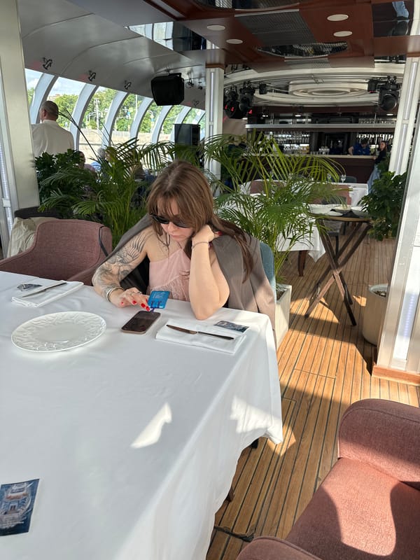 Moscow dining and street vendor activities documented midday