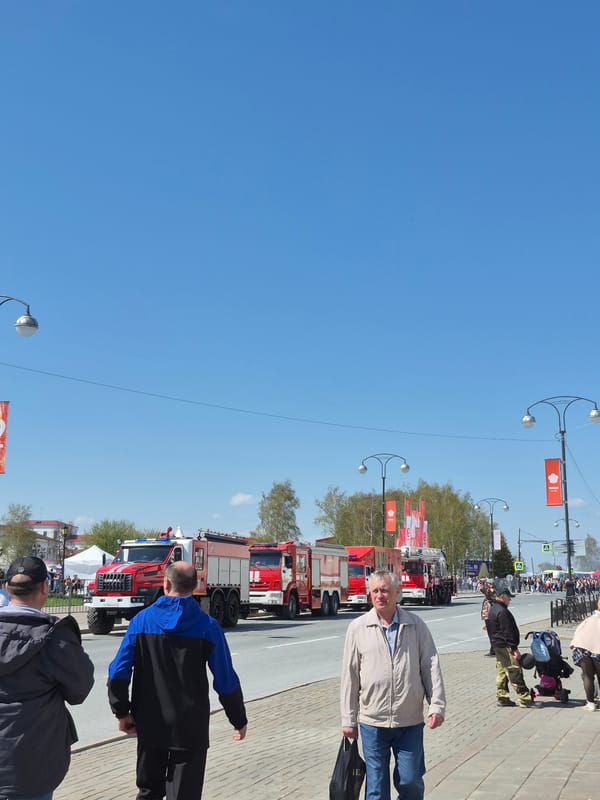 Public gathering documented across historic Tobolsk landmarks May 9