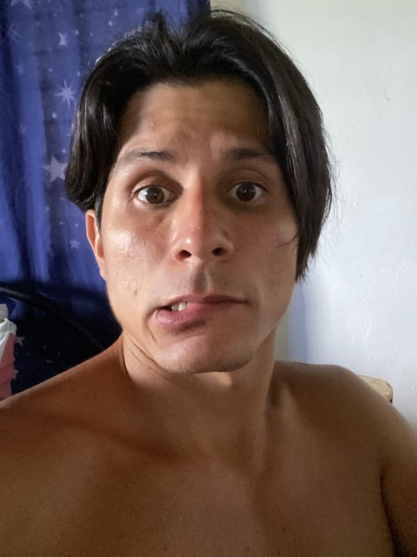 Casual selfies and cat photos documented in Los Velásquez