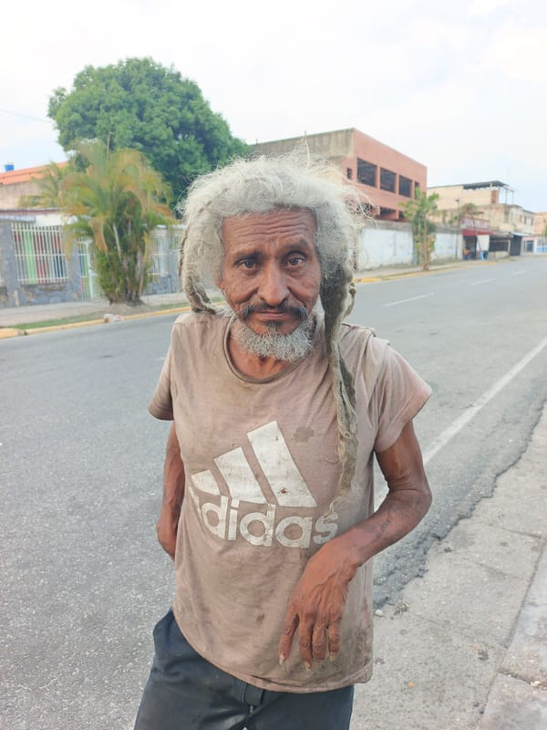 Elderly man, foraging birds observed on Tinaquillo street