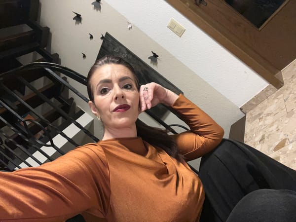Woman poses for multiple selfies in Konz home