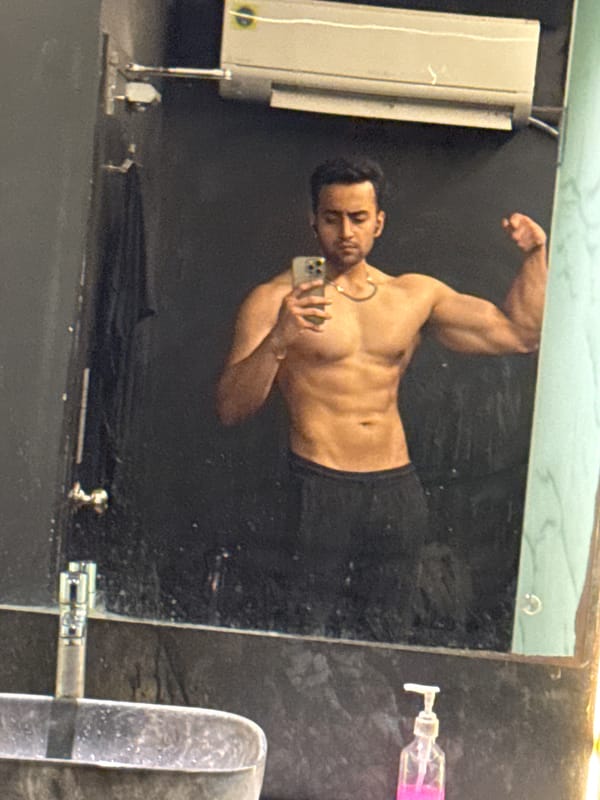 Man documents workout session with selfies at Kolkata gym