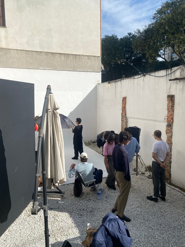 Photo shoot captured in São Paulo courtyard between buildings