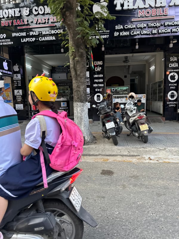 Daily scooter activity captured on Đà Nẵng streets
