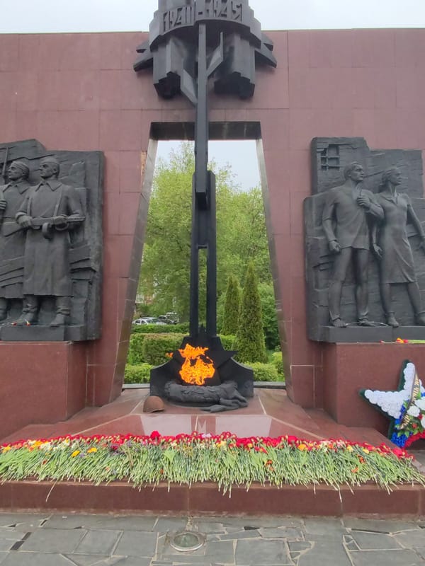 Spring morning walk through Tver's Victory Monument park documented