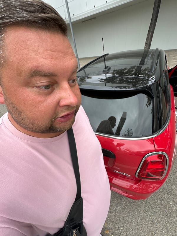 Red Mini Cooper incident documented in Spanish coastal town