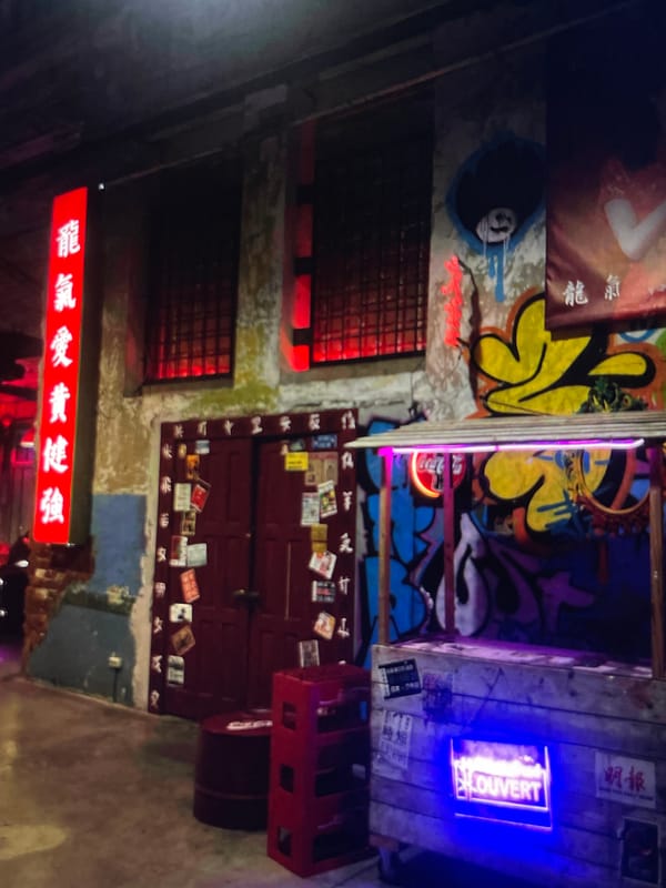Urban snapshots: Indoor venues, food, household items documented morning