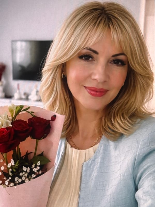 Woman with roses spotted near busy outdoor cafe