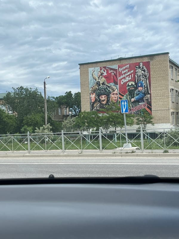 Military mural spotted on building in Kaspiysk, Russia